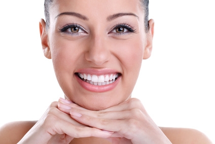 białe zęby, stomatologia estetyczna, kobieta po wybielaniu zębów