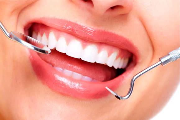 leczenie stomatologiczne, usuwanie kamienia próchniczego podczas wizyty u dentysty